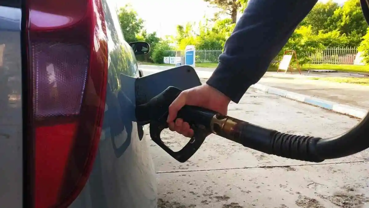 Crise du pétrole : la Serbie baisse les taxes sur le carburant et plafonne les prix à la pompe