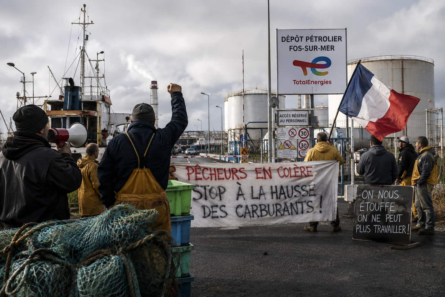 Prix du carburant : des pêcheurs bloquent le dépôt pétrolier de Fos-sur-Mer